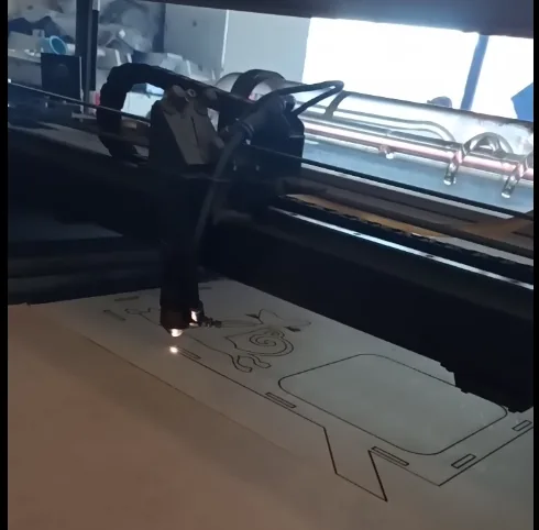 Máquina de corte láser trabajando sobre madera