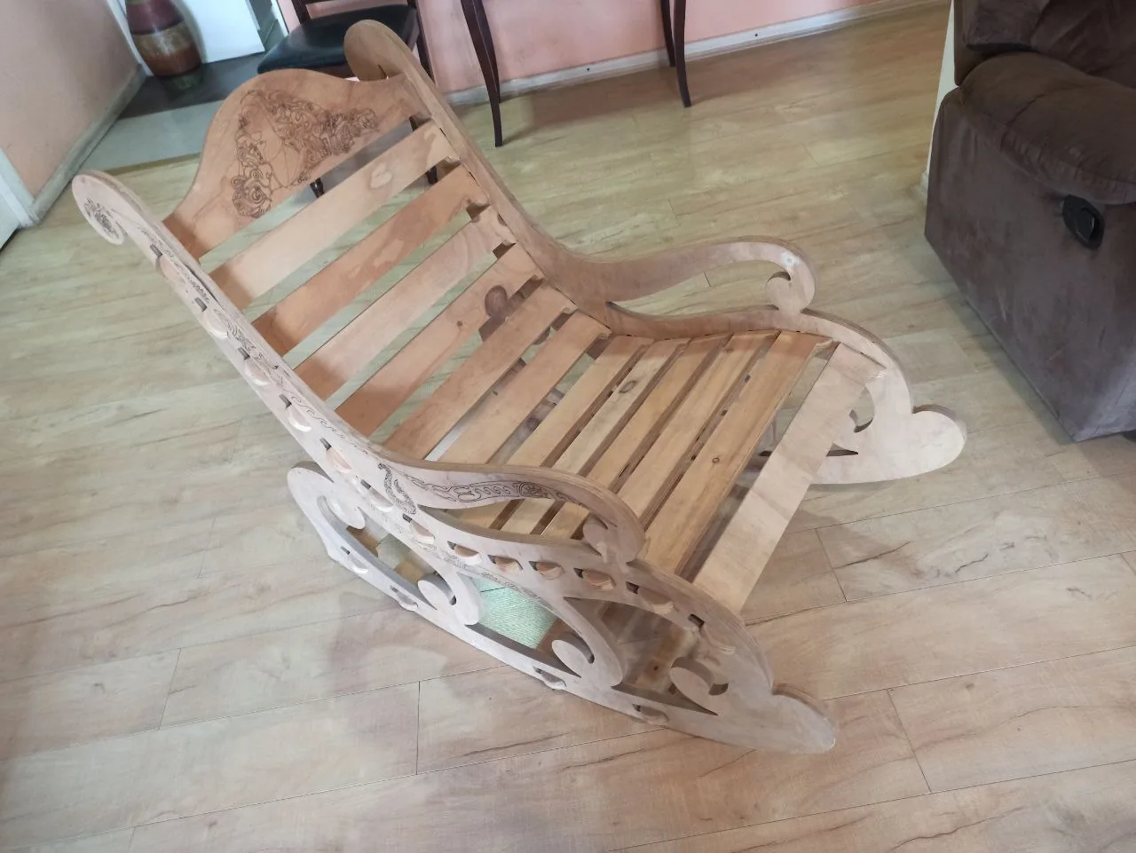 Mecedora de madera fabricada con piezas cortadas mediante CNC Router
